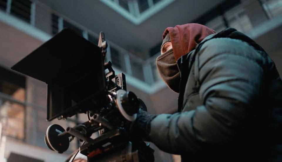 Operador de câmera de cinema em externa